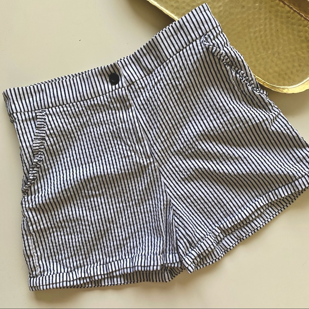 “MUST HAVE” Striped B&W Shorts. Size L